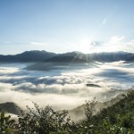 八海山からのご来光雲海を照らす